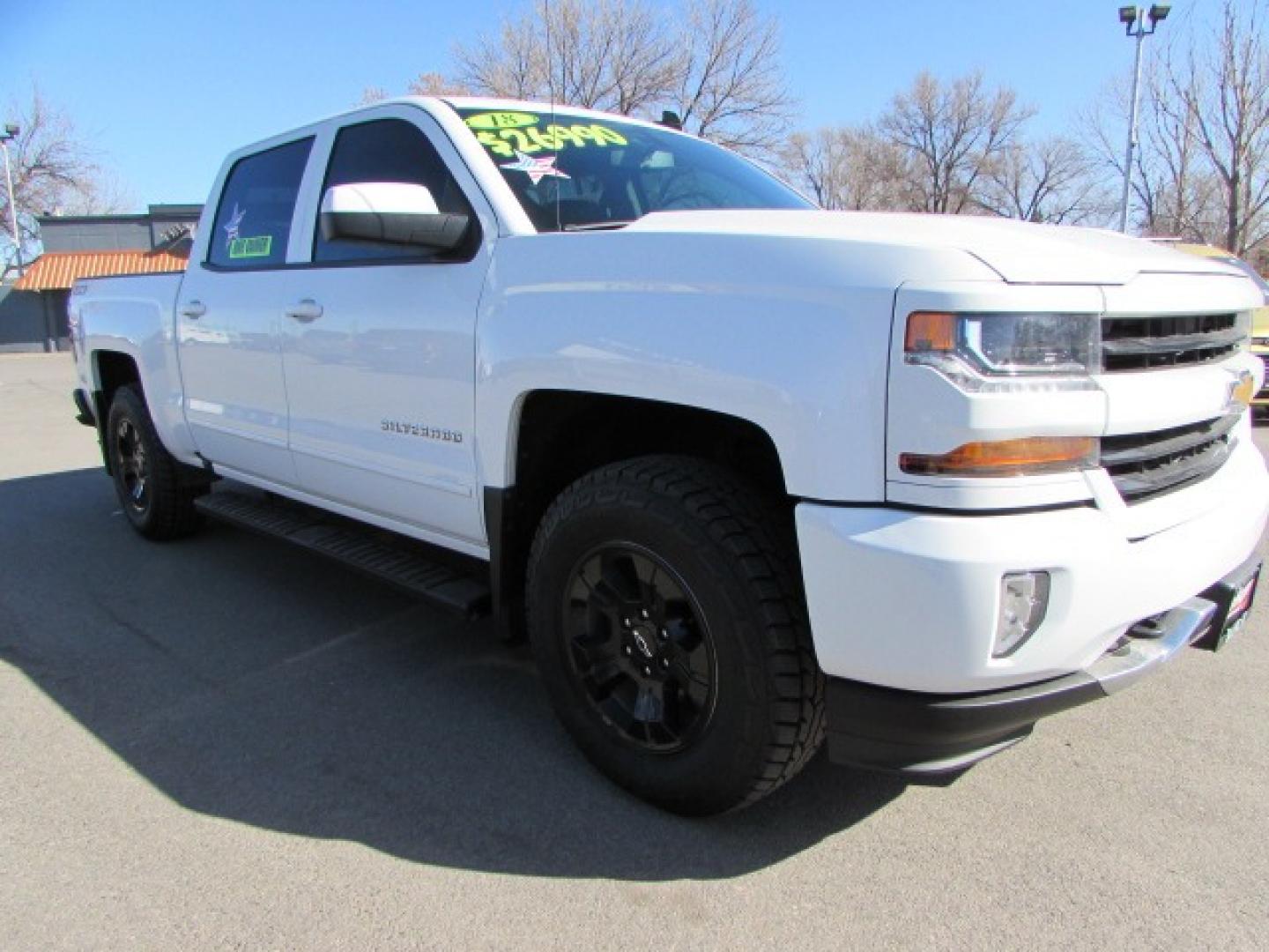 2018 White /Gray Cloth Chevrolet Silverado 1500 LT Z71Crew Cab 4WD (3GCUKRECXJG) with an 5.3L V8 OHV 16V engine, 6A transmission, located at 4562 State Avenue, Billings, MT, 59101, (406) 896-9833, 45.769516, -108.526772 - Photo#4